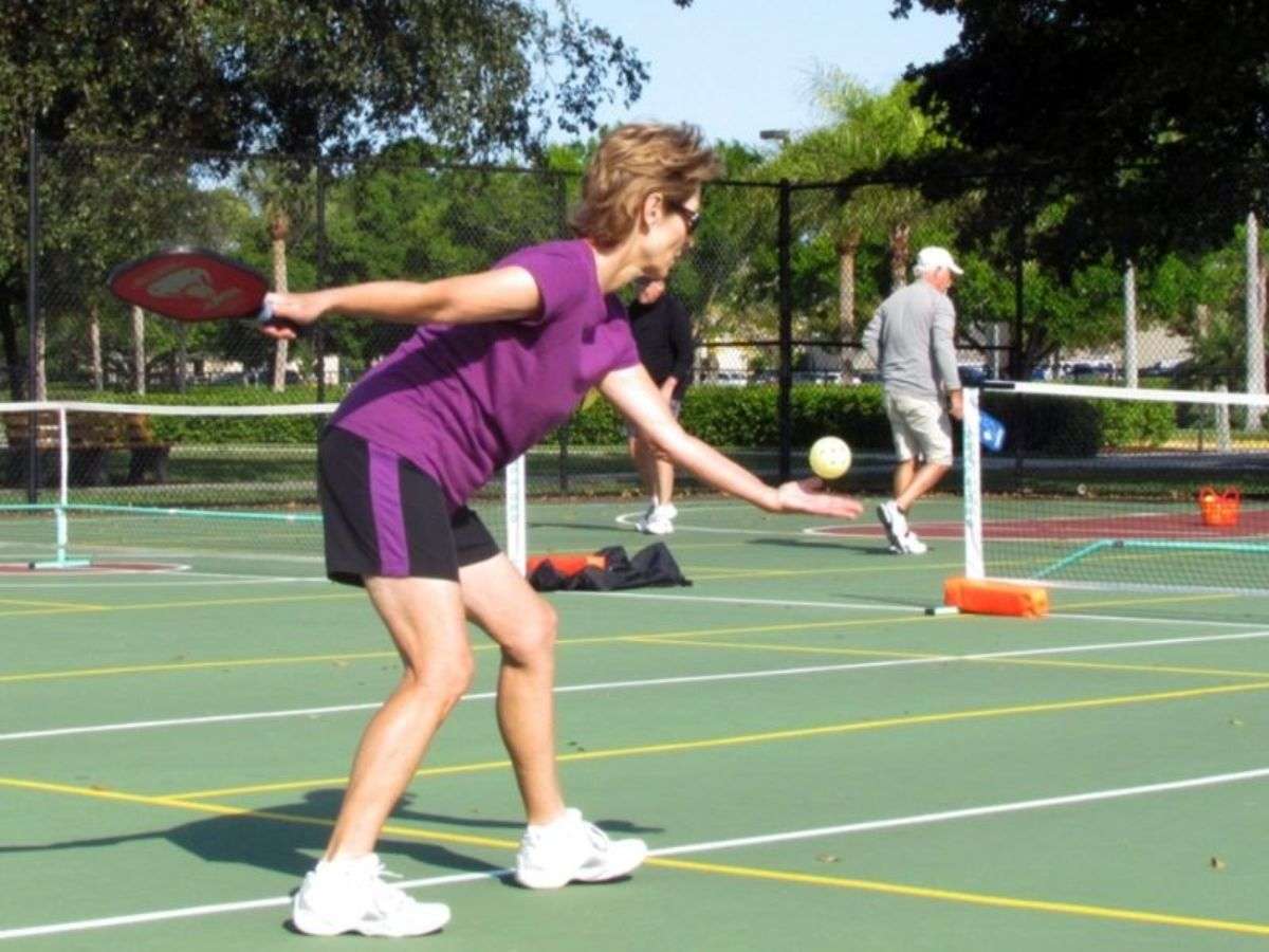 Cú phát bóng topspin khiến bóng đi nhanh hơn