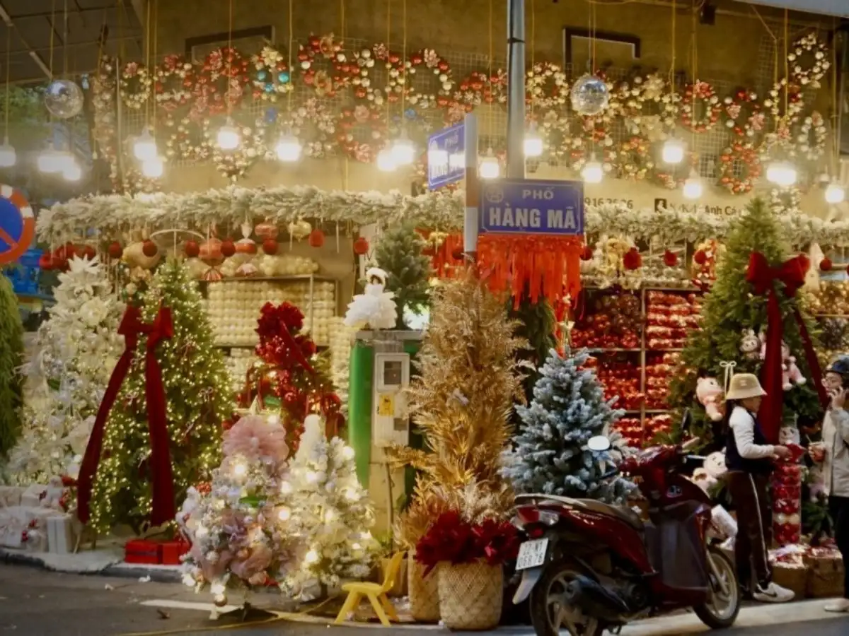 Đỏ, xanh, trắng và họa tiết Noel luôn tạo nên set đồ ấm áp, đúng không khí lễ hội
