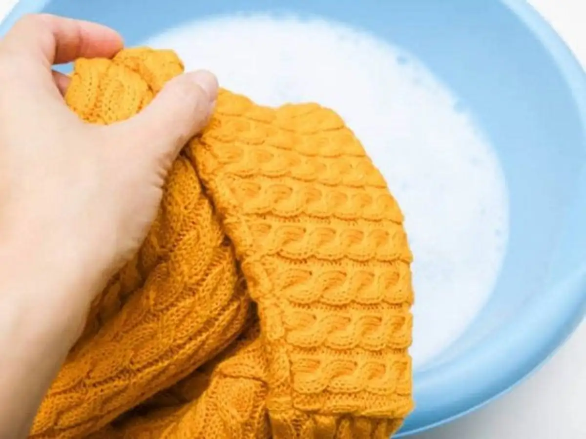 Nên giặt áo khoác len bằng nước giặt chuyên dụng để tăng độ bền