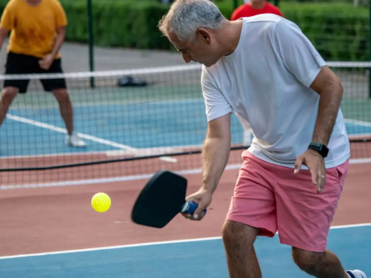Cú Backhand trong Pickleball