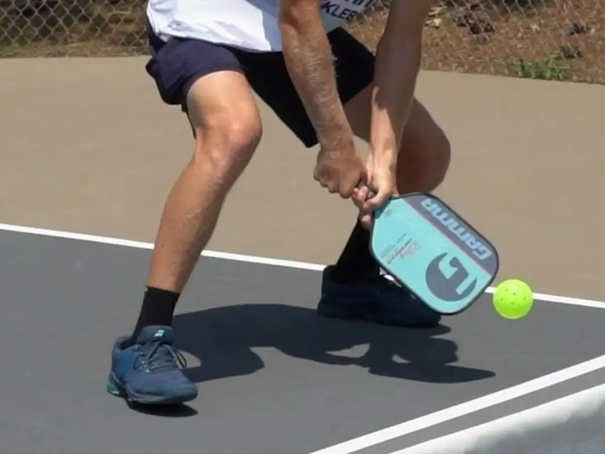 Cách đặt tay trên cán vợt cho cú Backhand 2 tay