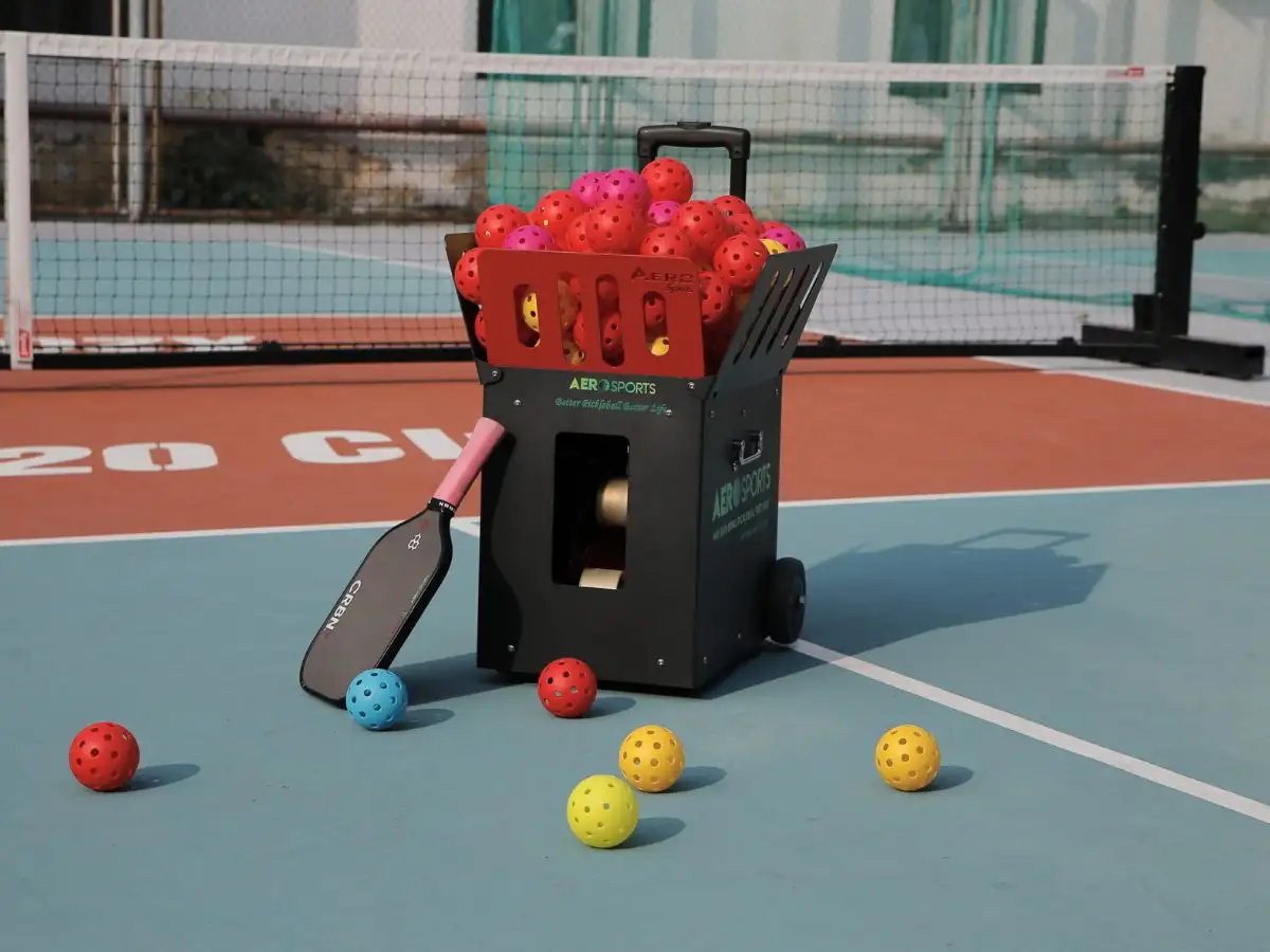 Bóng Pickleball trong nhà và ngoài trời có thiết kế và đặc điểm khác nhau