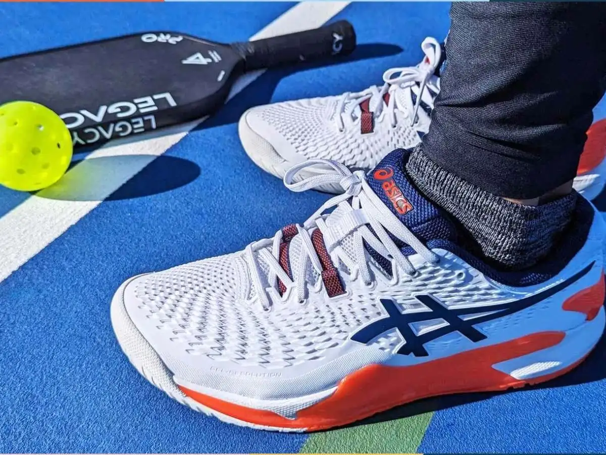 Nên ưu tiên các mẫu giày chuyên dụng chơi Pickleball để hạn chế trượt ngã