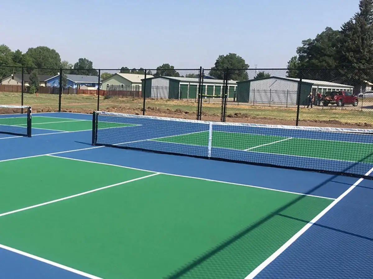 Sân Polyurethane (PU) nổi bật nhờ độ đàn hồi và khả năng hấp thụ lực tốt