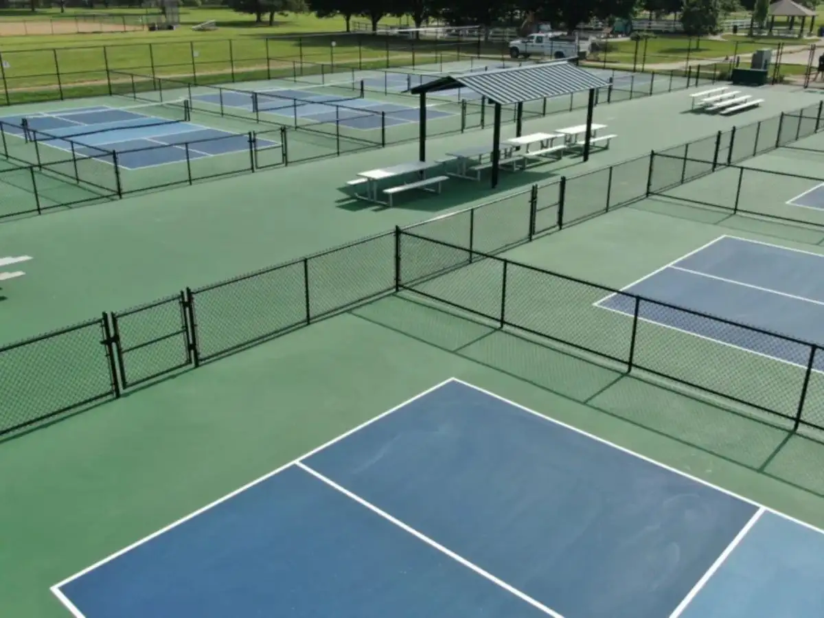 Kích thước tiêu chuẩn của sân Pickleball là 20 feet x 44 feet