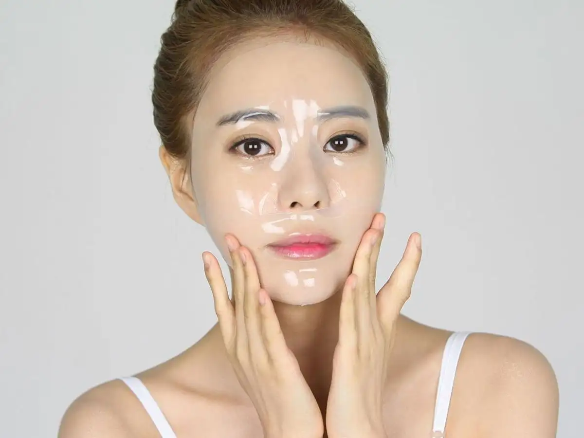 Đắp mặt nạ trước khi trang điểm là bước chuẩn bị da giúp da mịn màng và căng bóng hơn
