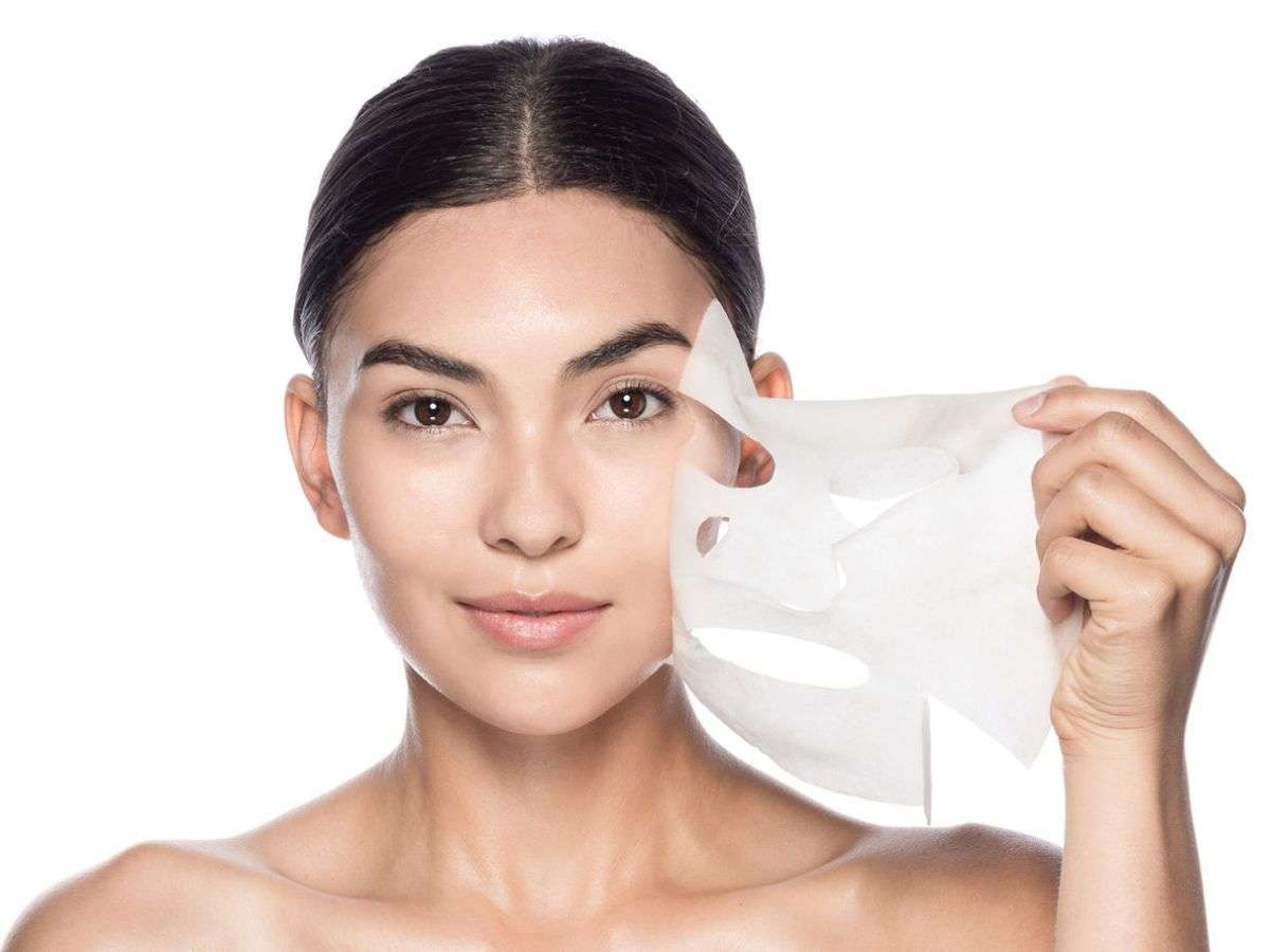 Đắp mặt nạ trước khi trang điểm giúp da ẩm mịn và tạo lớp màn bảo vệ an toàn cho da