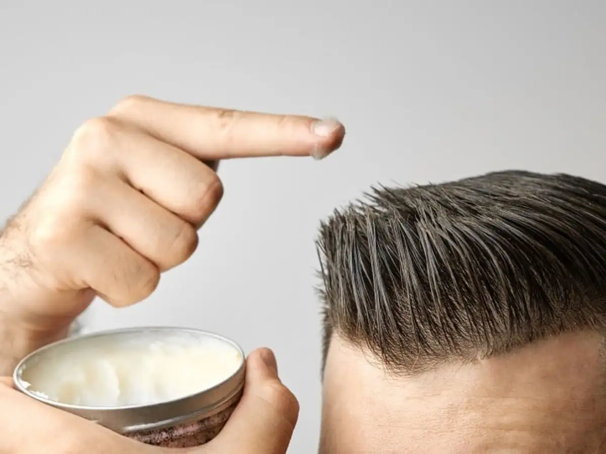 Bạn nên bắt đầu từ gần chân tóc và vuốt dần ra ngọn