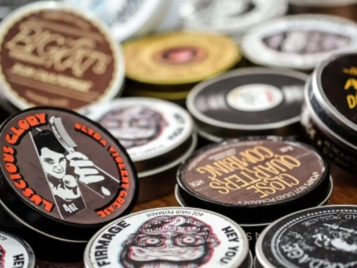 Wax thường cho độ tự nhiên, độ tơi, trong khi pomade thường mang lại độ bóng