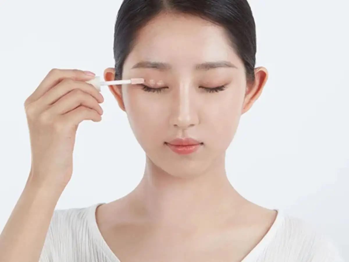 Skincare nhẹ nhàng và sử dụng kem lót mắt 