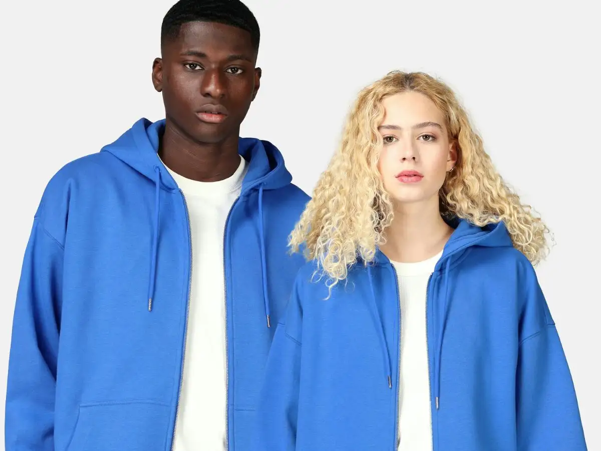 Form hoodie zip unisex thường được thiết kế suông, rộng rãi và dễ mặc cho cả nam lẫn nữ