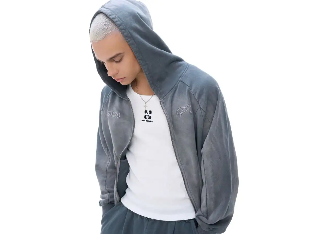 SWE là local brand rất được giới trẻ yêu thích nhờ các thiết kế trẻ trung, dễ bắt trend