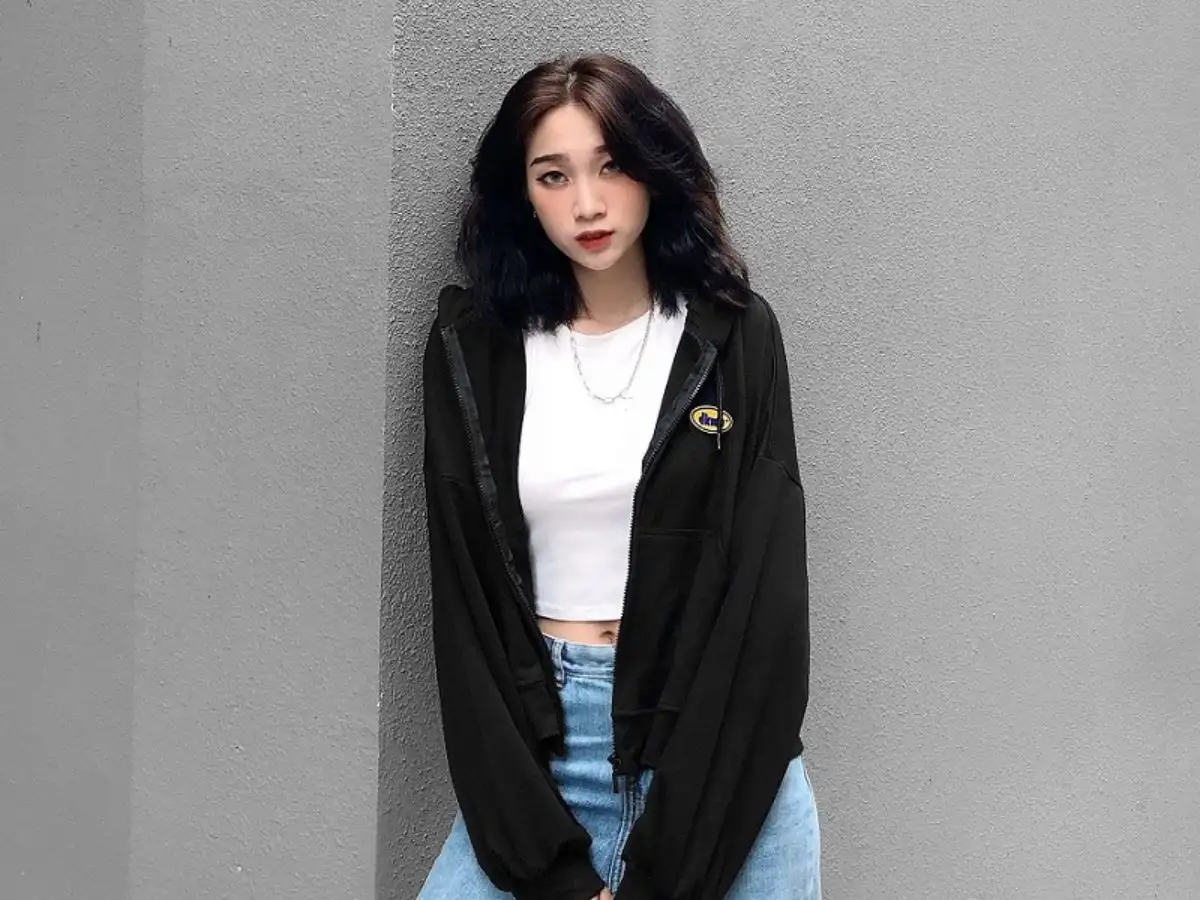 DKMV nổi bật với những thiết kế hoodie zip theo đuổi sự tối giản nhưng vẫn giữ được dấu ấn cá nhân