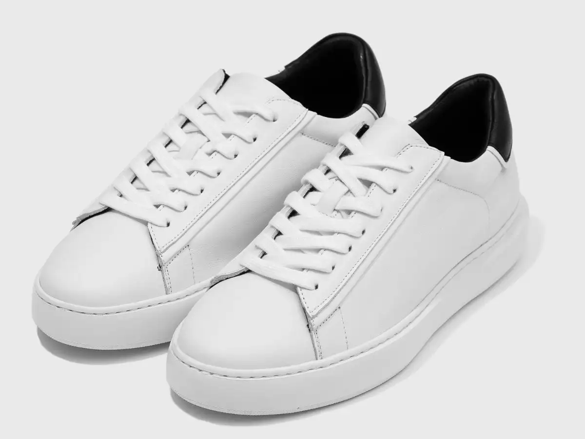 Sneaker trắng luôn là lựa chọn an toàn