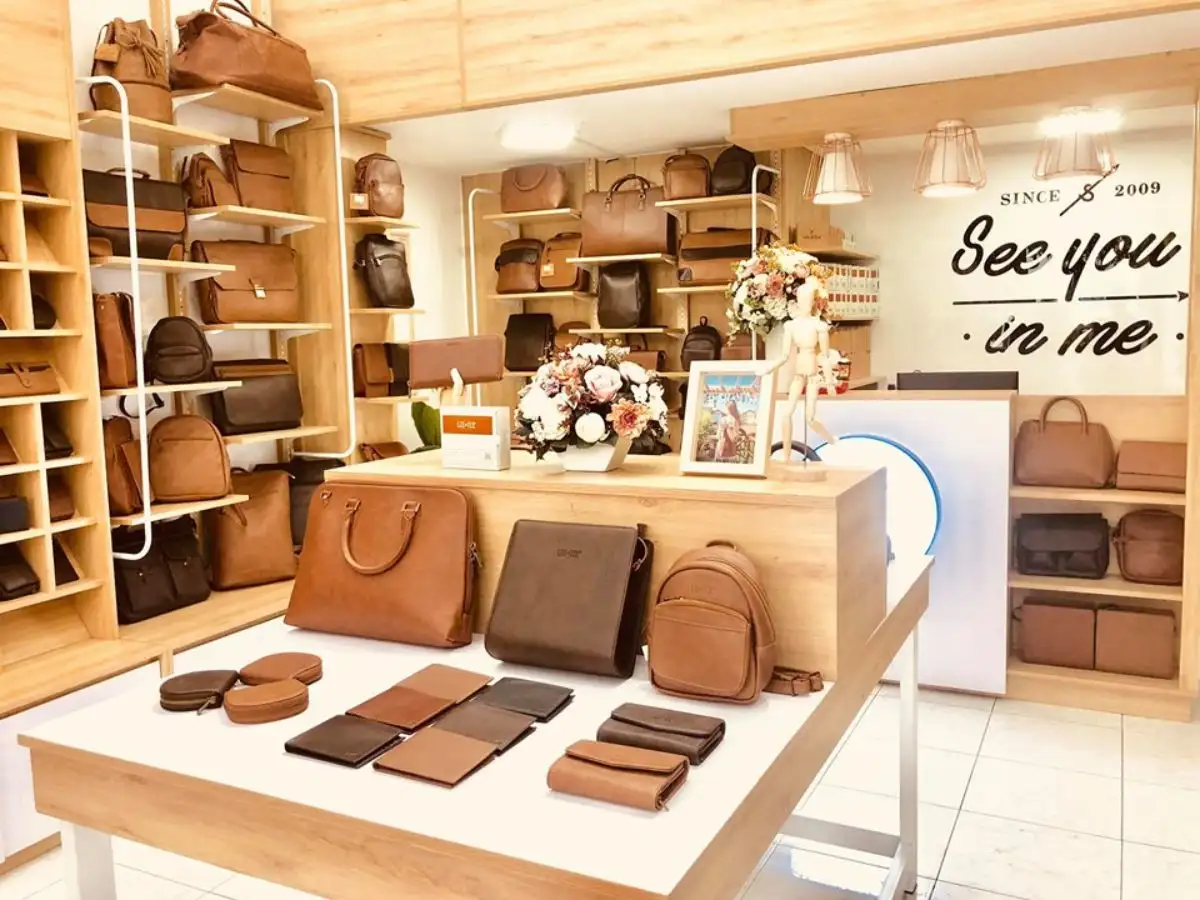 Lee&Tee là thương hiệu đồ da Việt Nam được biết đến với các sản phẩm làm từ da bò thật 100%
