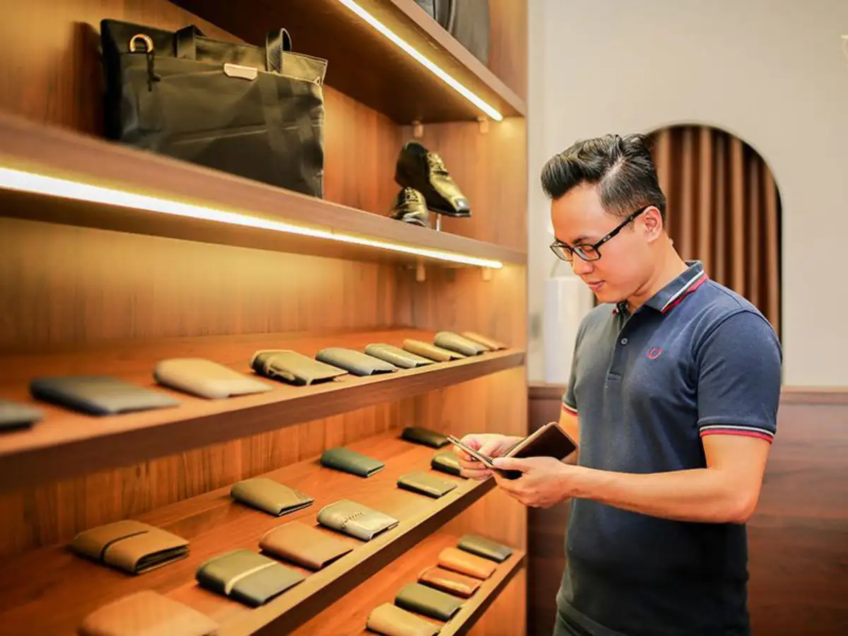 Dành thời gian kiểm tra kỹ lưỡng tại cửa hàng để chọn được chiếc ví nam phù hợp nhất