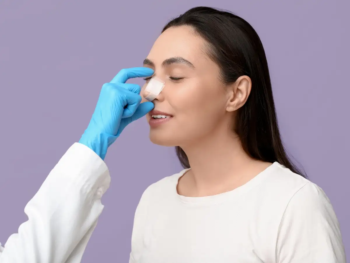 Vi khuẩn từ mỹ phẩm hoặc dụng cụ trang điểm không sạch có thể dễ dàng xâm nhập qua vết thương