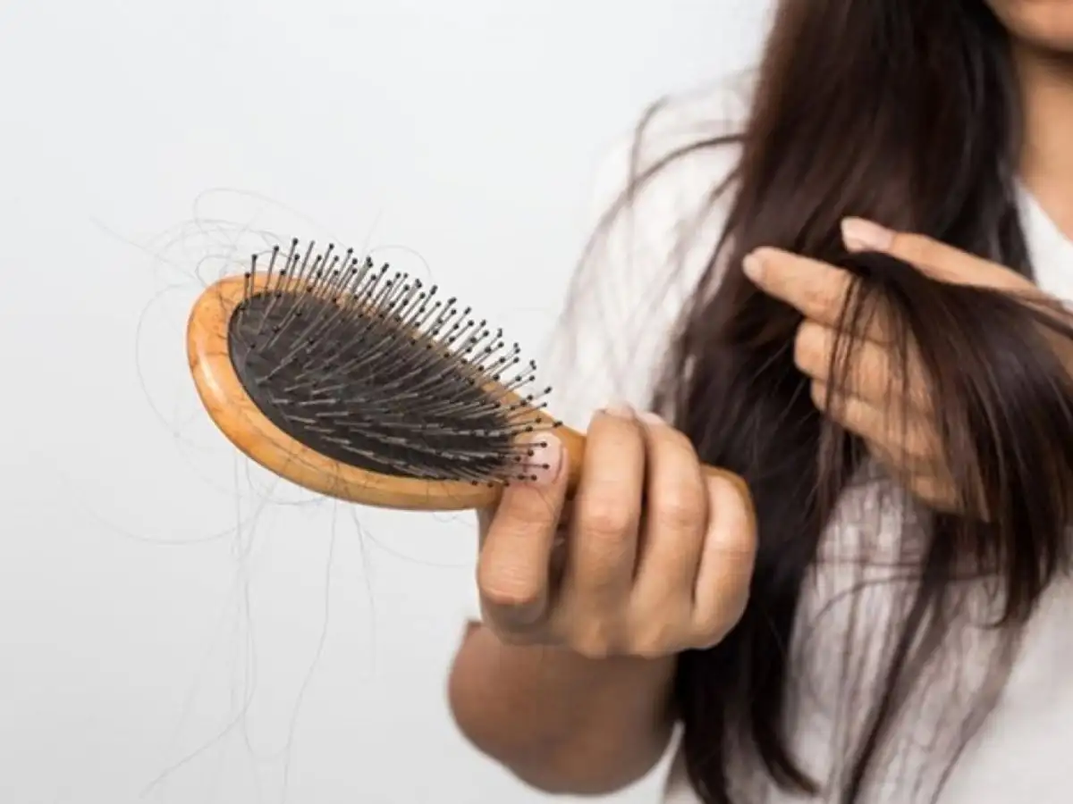 Nhuộm đen khiến tóc trở nên khô xơ, dễ gãy rụng