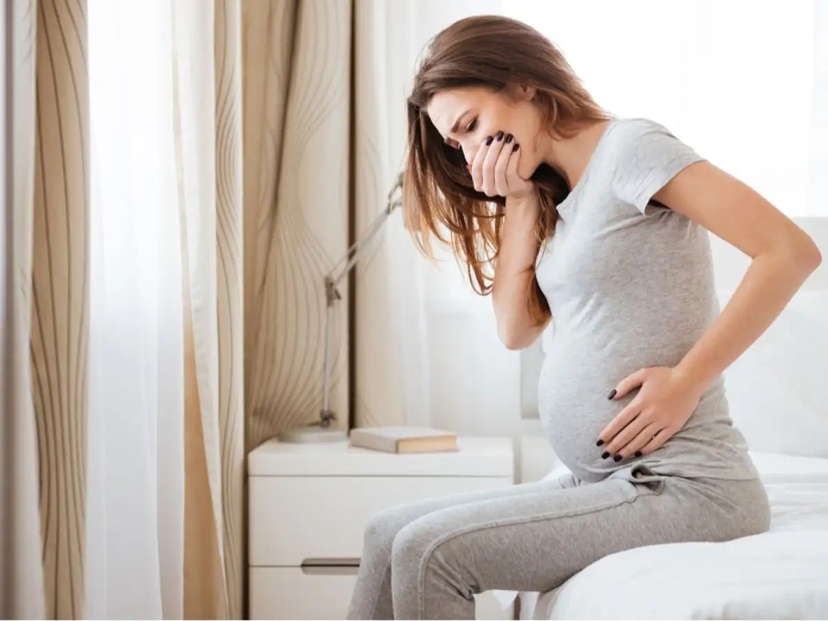 Đối với phụ nữ mang thai và cho con bú nên tránh hoặc hạn chế tối đa việc nhuộm tóc