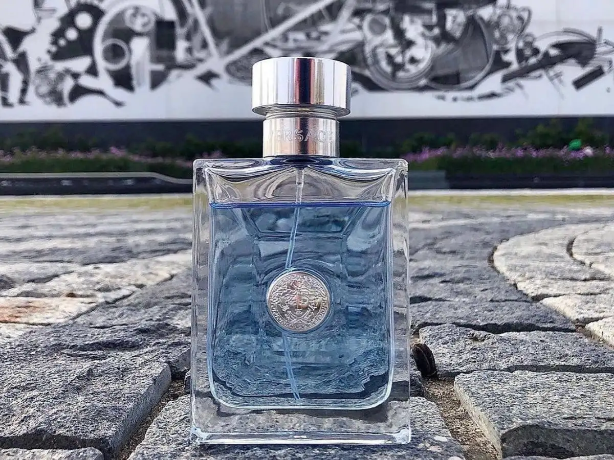 Versace Pour Homme là một lựa chọn tuyệt vời cho những ai tìm kiếm sự tươi mát