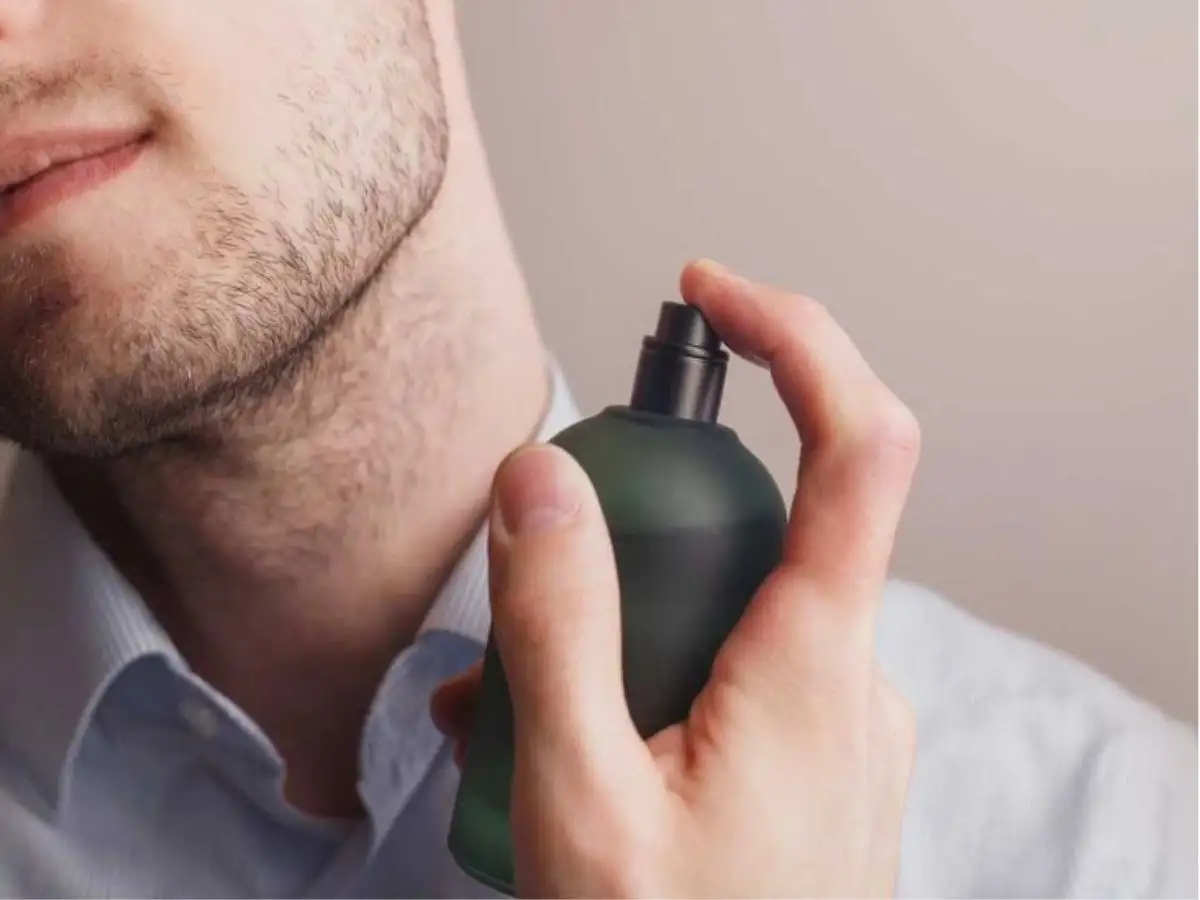 Xịt nước hoa vào gáy để mùi hương lan tỏa tự nhiên
