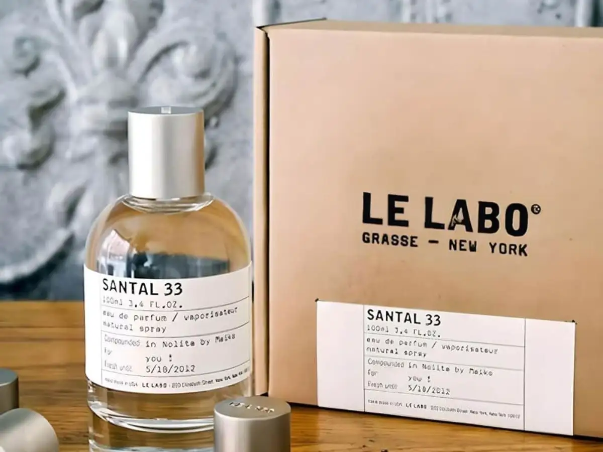 Le Labo Santal 33 là chai nước hoa unisex nổi tiếng với mùi hương gỗ đặc trưng, cá tính