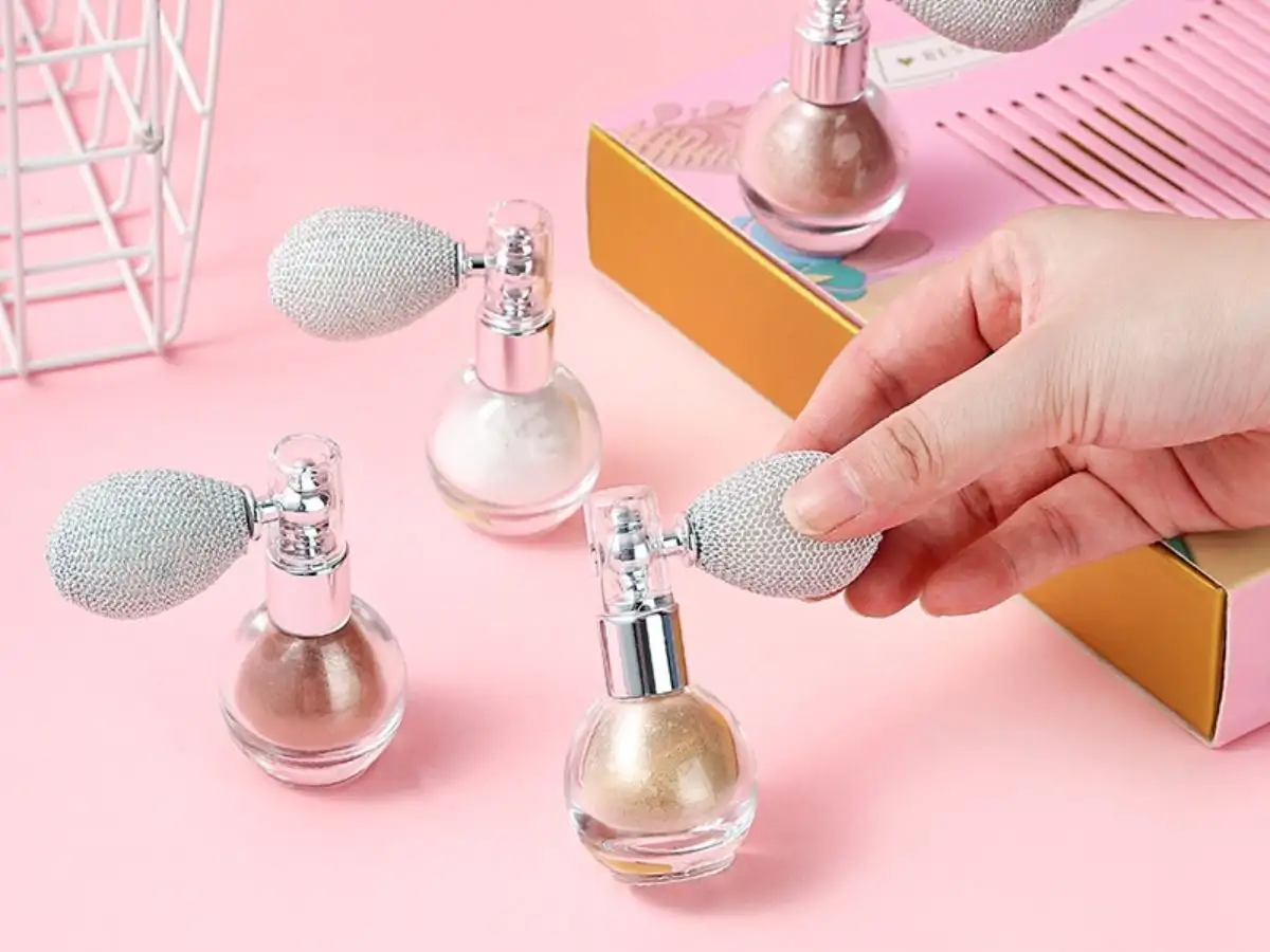 Đây là một sản phẩm mới, kết hợp tính năng của xịt cố định makeup và các hạt phấn siêu mịn