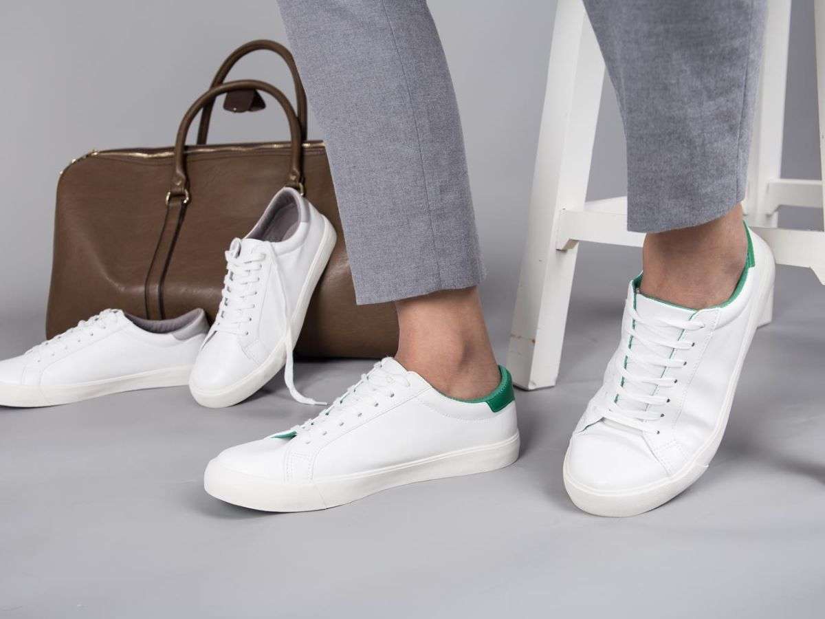Những đôi sneaker trắng basic là lựa chọn không thể thiếu bởi khả năng phối đồ linh hoạt, hợp với hầu hết các outfit mùa hè