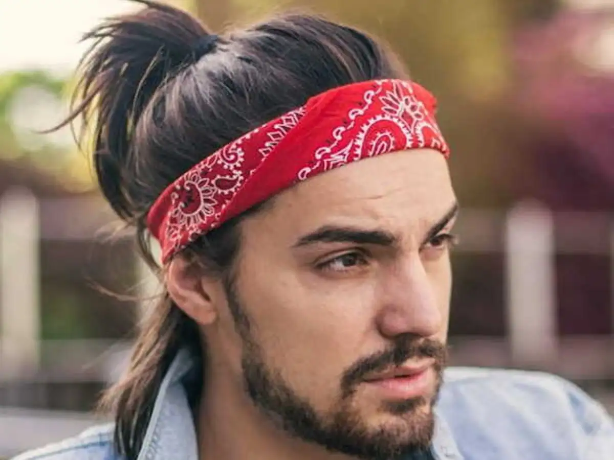 Buộc khăn Bandana trên đầu theo kiểu băng đô