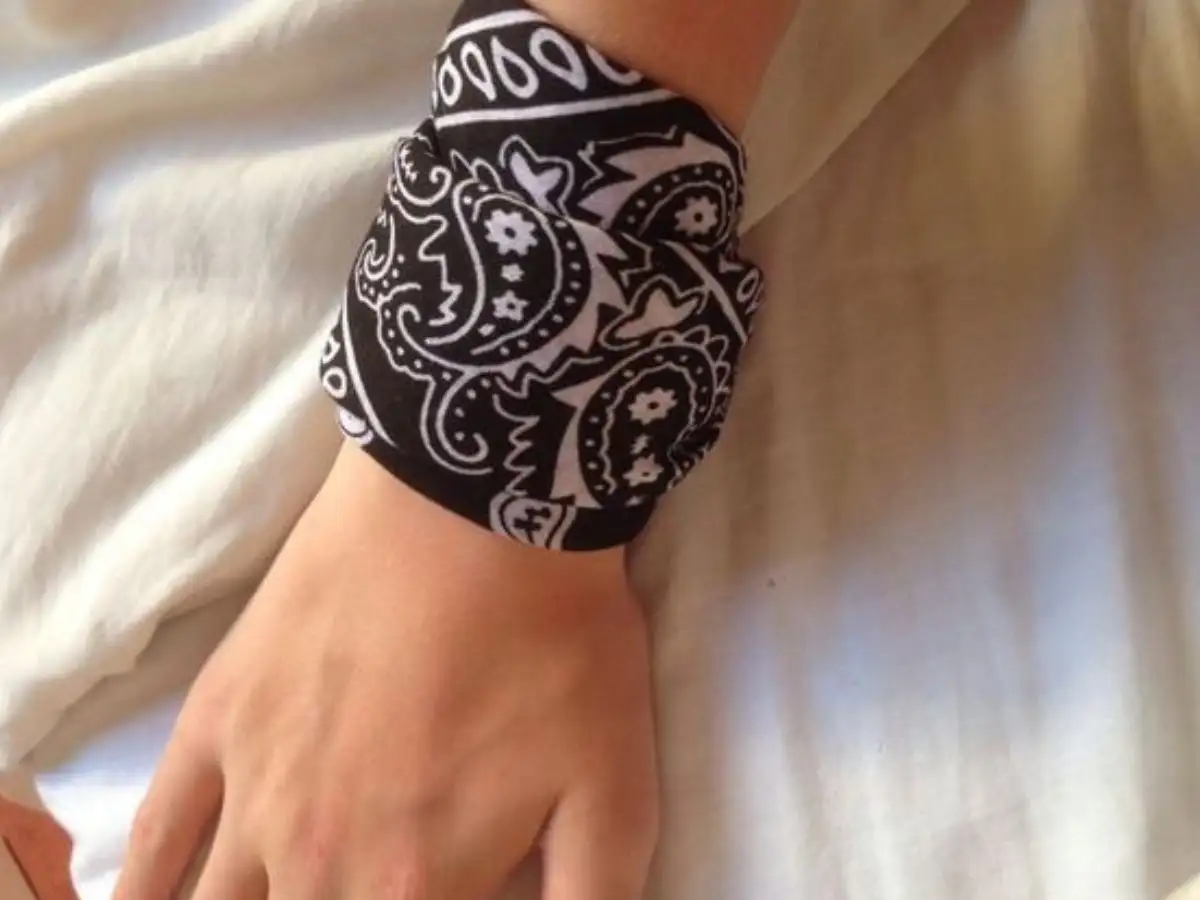 Cổ tay đeo khăn Bandana tinh tế
