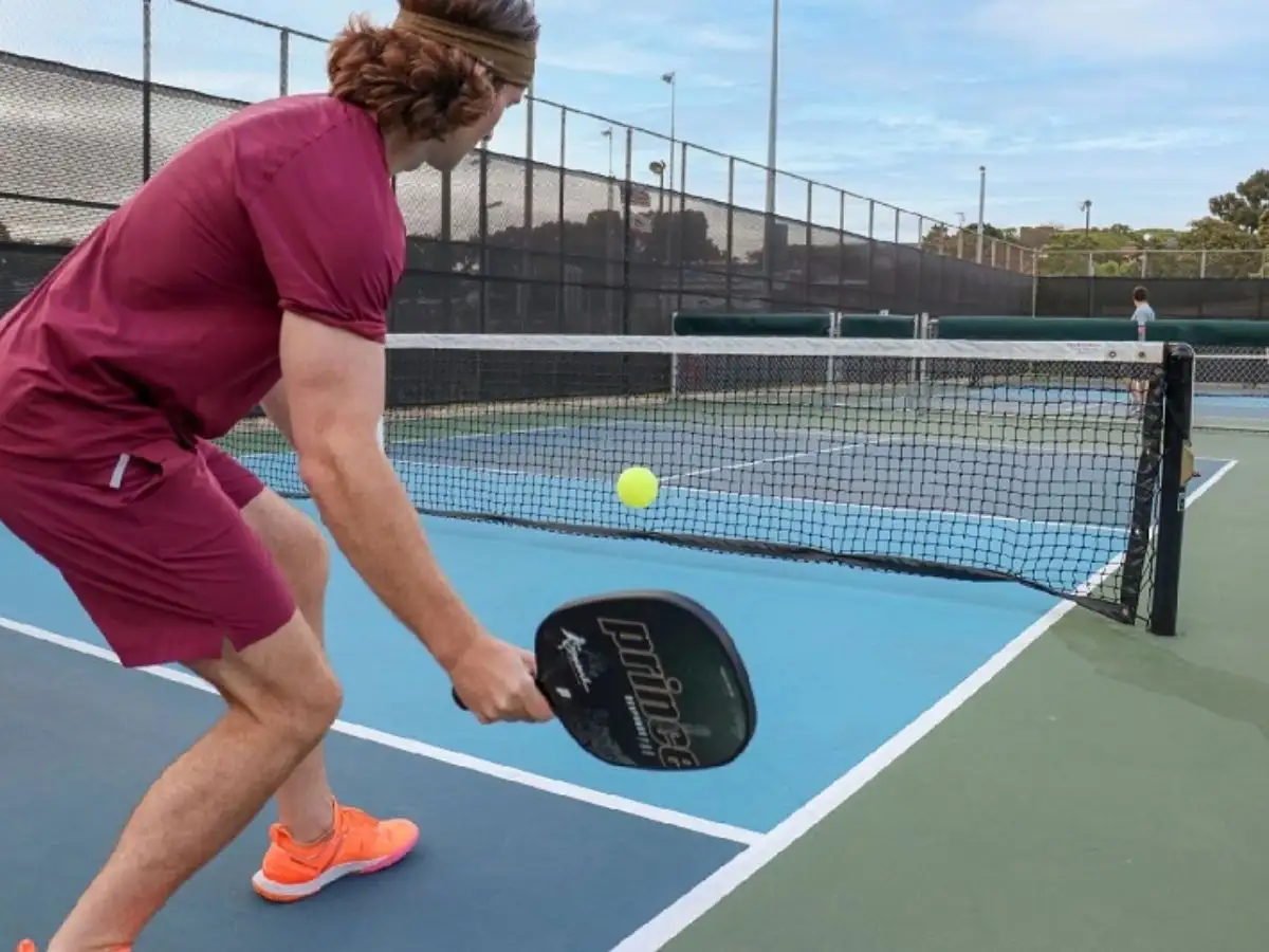  Giao bóng đúng kỹ thuật là bước khởi đầu quan trọng trong Pickleball
