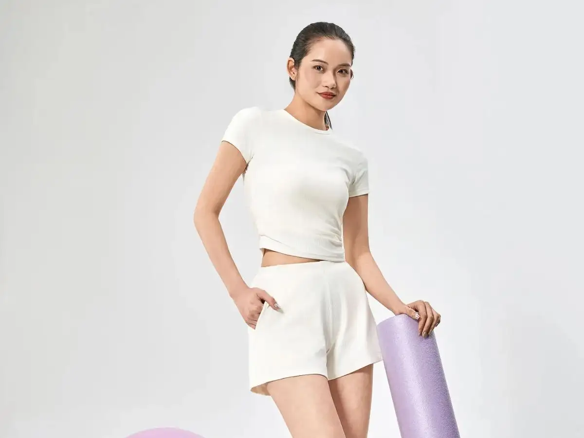 Quần short yoga dáng rộng, có lớp lót trong, mang lại sự thoải mái và tự tin khi vận động mạnh.