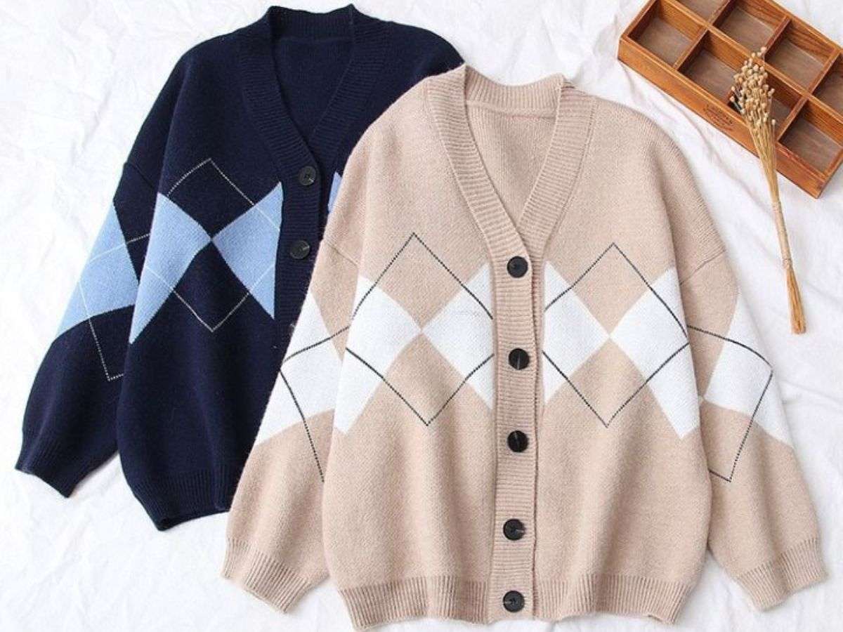 Khi mua cardigan online, đừng vội chốt đơn ngay mà hãy đọc kỹ thông tin và xem hình ảnh thật của sản phẩm