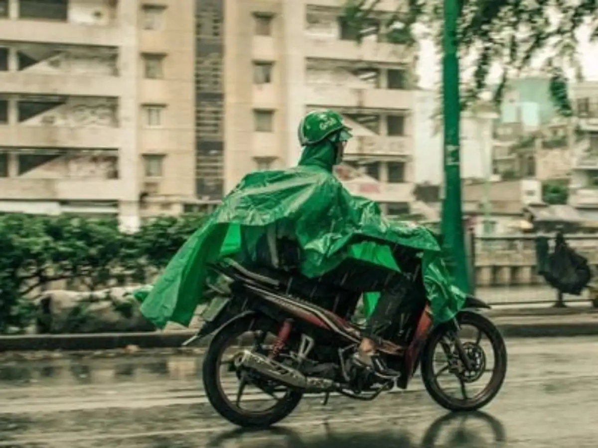 Áo mưa thông thường làm từ PVC hay nilon mỏng, dễ rách