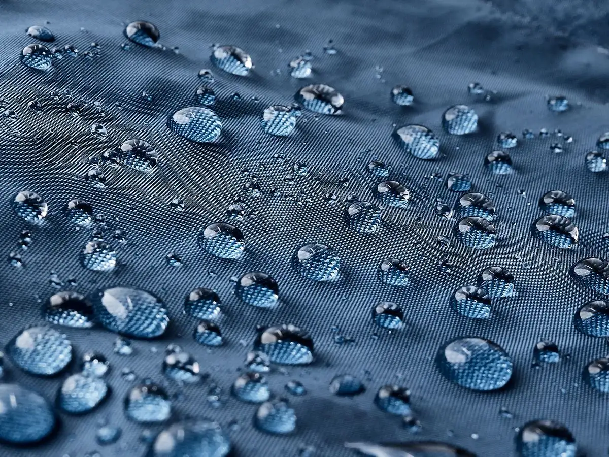 Để thực sự khô ráo trong điều kiện mưa ở Việt Nam, nên ưu tiên áo "Waterproof"