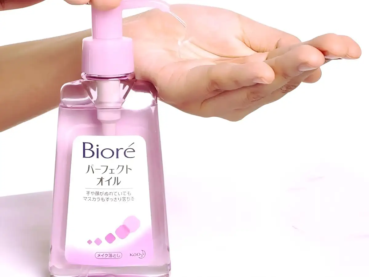 Biore Make Up Remover Perfect Oil từ lâu đã trở thành người bạn đồng hành của nhiều tín đồ skincare