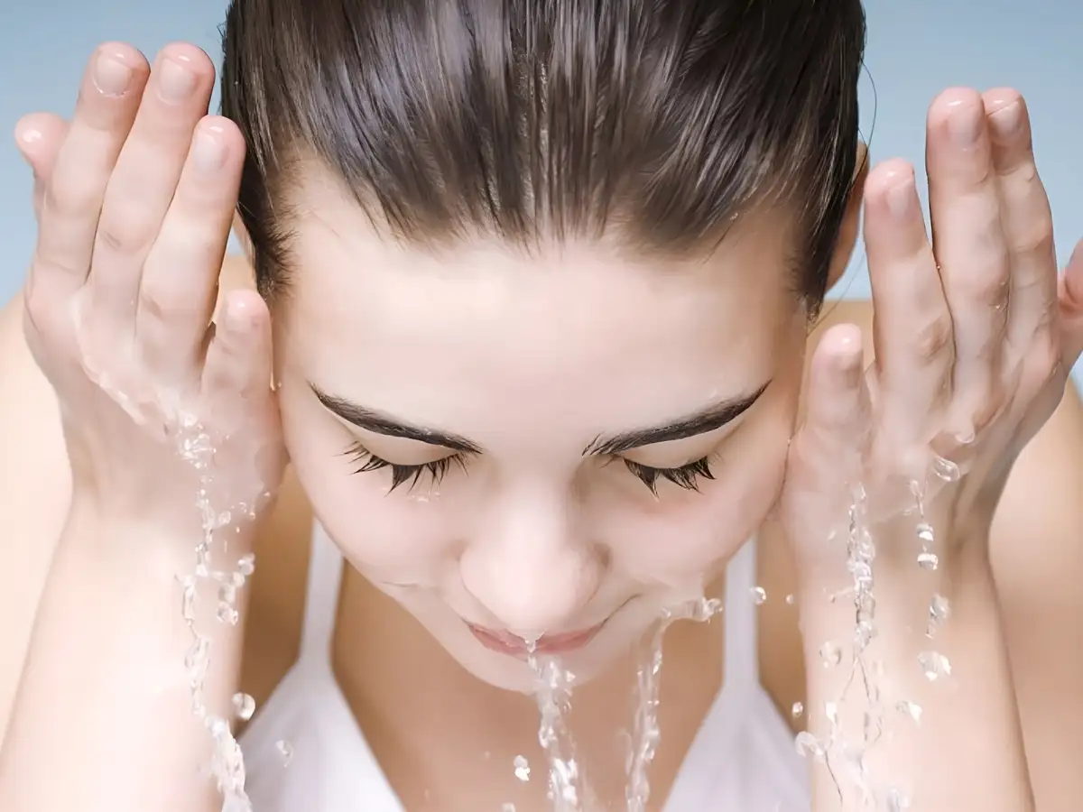 Sau khi nhũ hóa xong, bạn hãy dùng nhiều nước ấm để rửa mặt thật kỹ