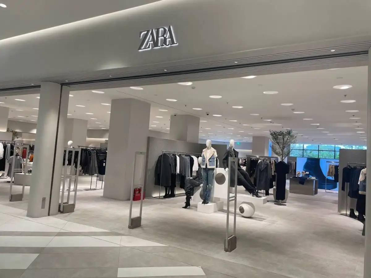 Áo parka nam tại Zara thường có phom dáng hiện đại