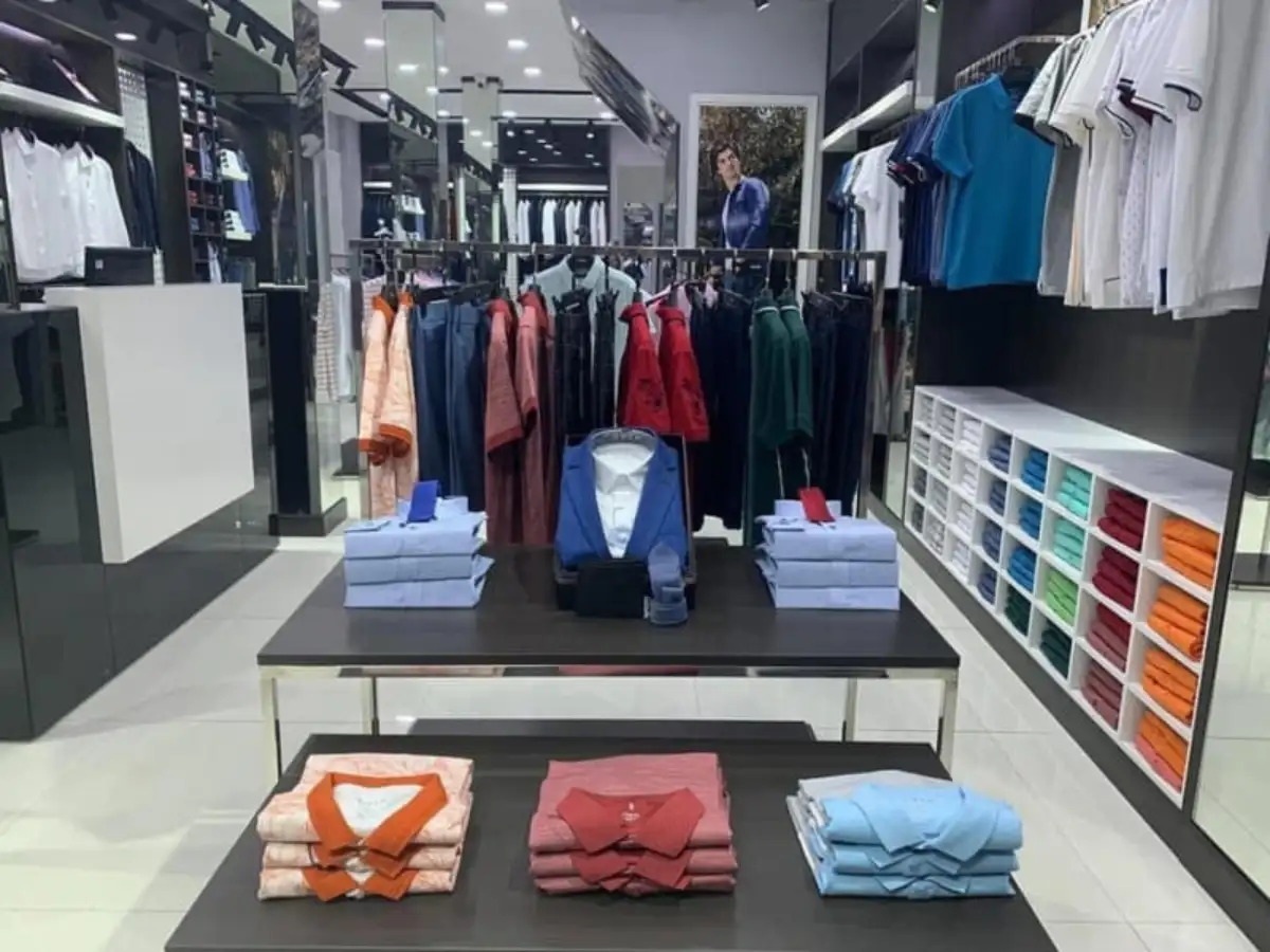 ZENITH ATTIRE chủ yếu phân phối sản phẩm qua website và các sàn thương mại điện tử 