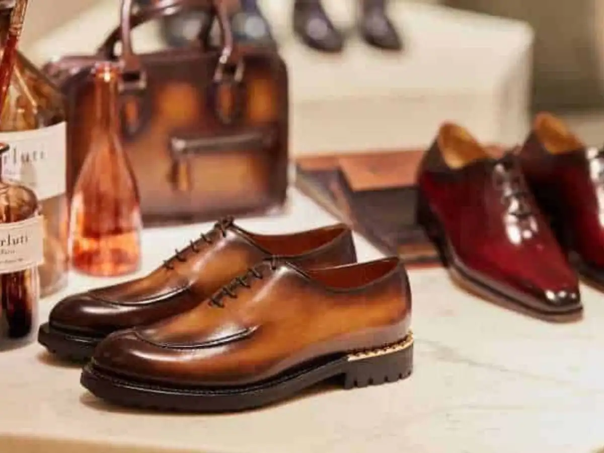 Một đôi giày còn thể hiện ở những chi tiết hoàn thiện 