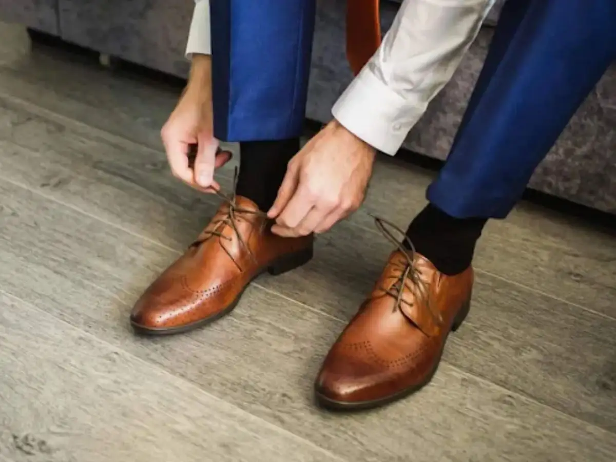 Chất liệu da thật cùng lớp lót chất lượng còn giúp giày thoáng khí