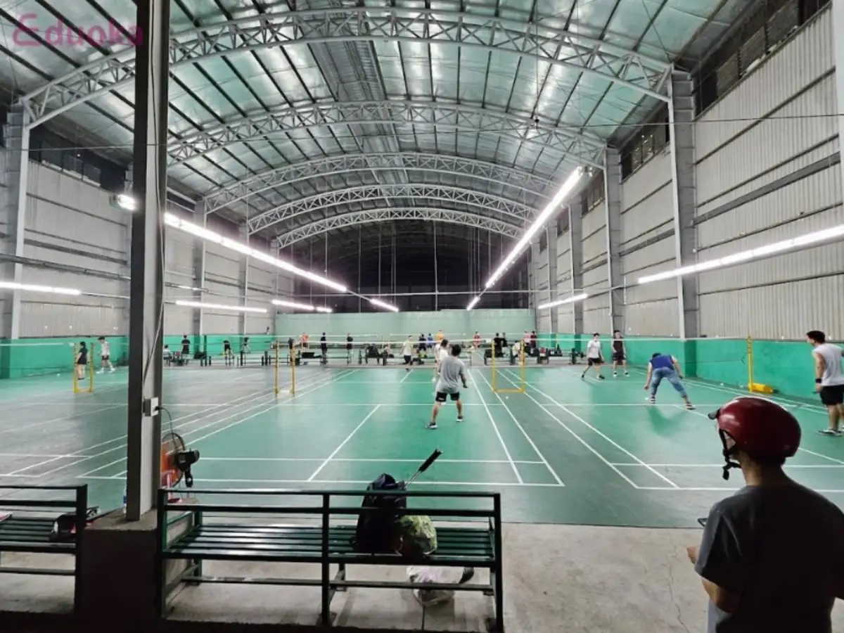 Không gian Sân Cầu Lông Đầm Sen thoáng đãng, có mái che chắn