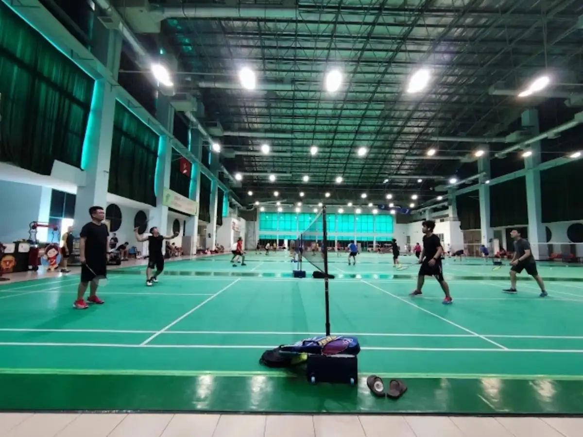 Sân cầu lông Nhà Thi Đấu Phú Thọ là nơi tập luyện và giao lưu cầu lông sôi nổi 