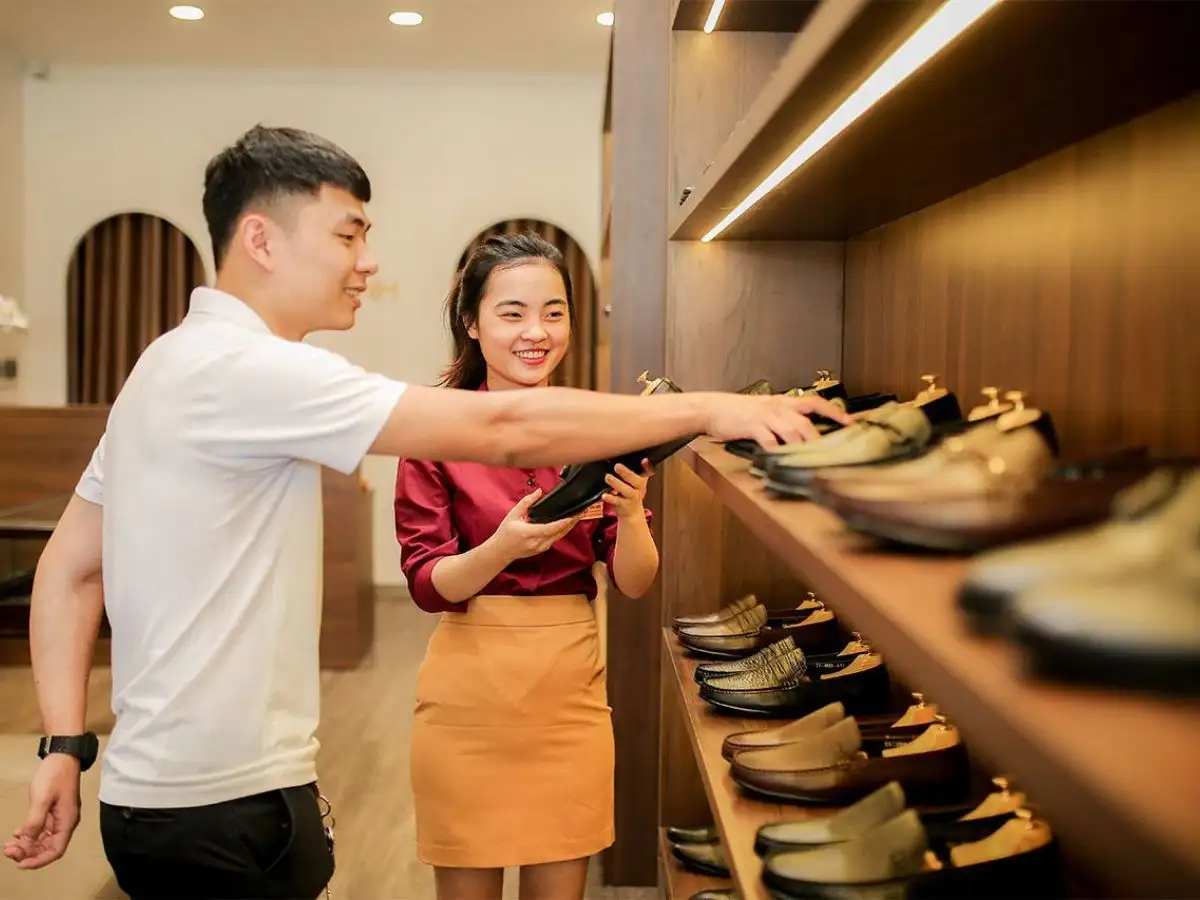 Bạn nên hỏi kỹ nhân viên tư vấn và xem thông tin trên website của shop