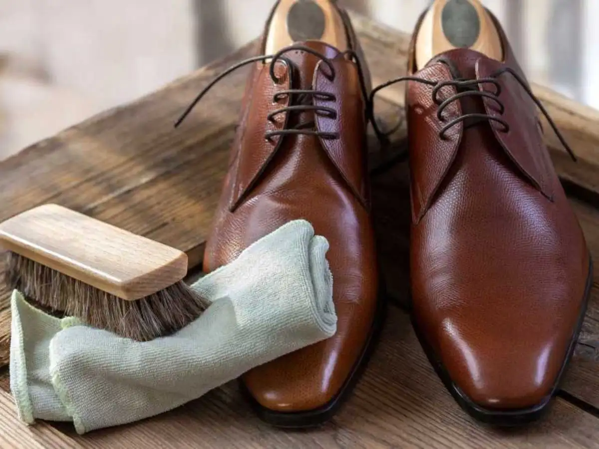 Để đôi giày tây luôn như mới, bạn cần chăm sóc đúng cách