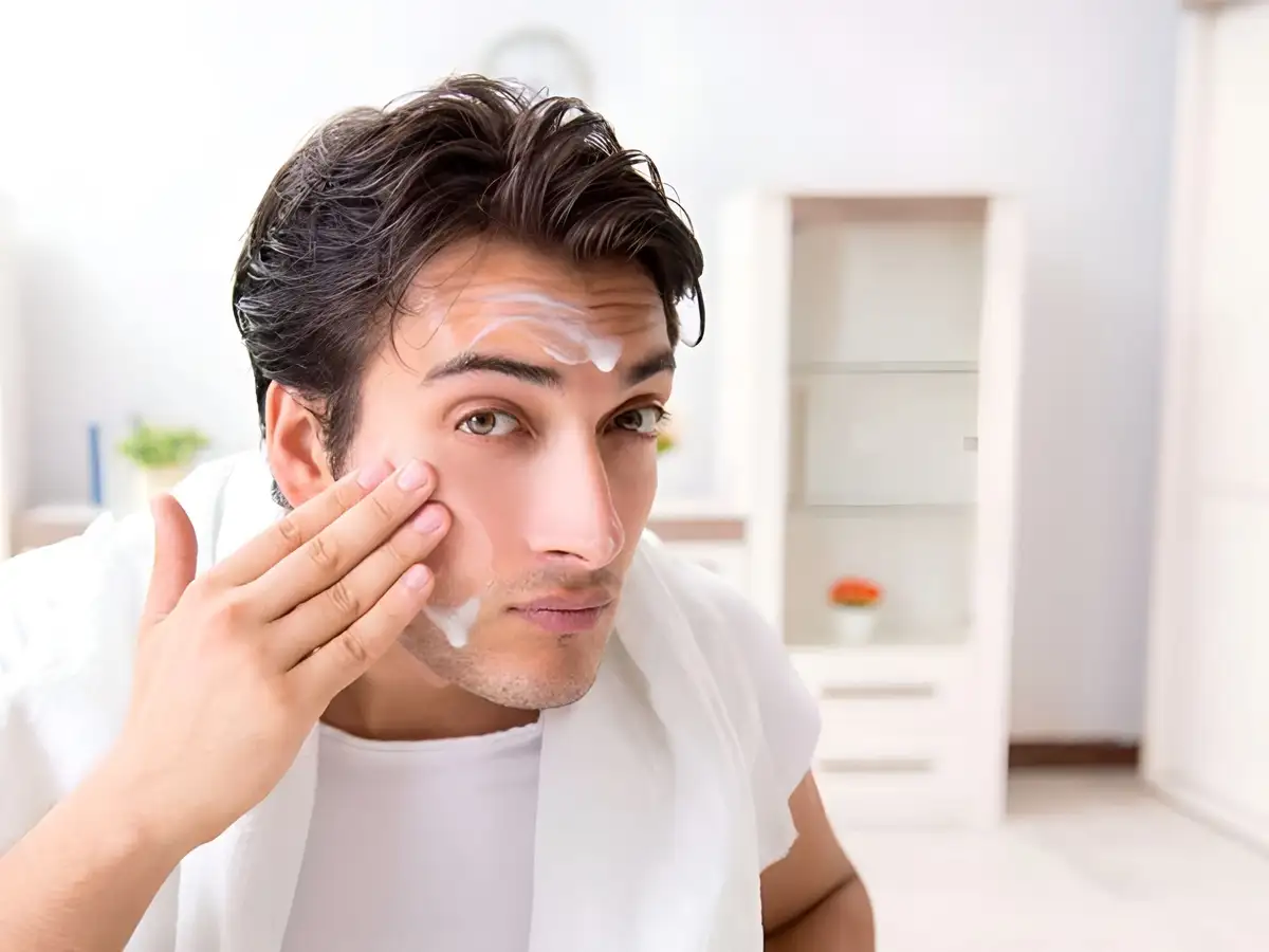 Sau một đêm, da vẫn tiết dầu nhẹ và tích tụ tế bào chết, nên làm sạch buổi sáng là bước cần thiết