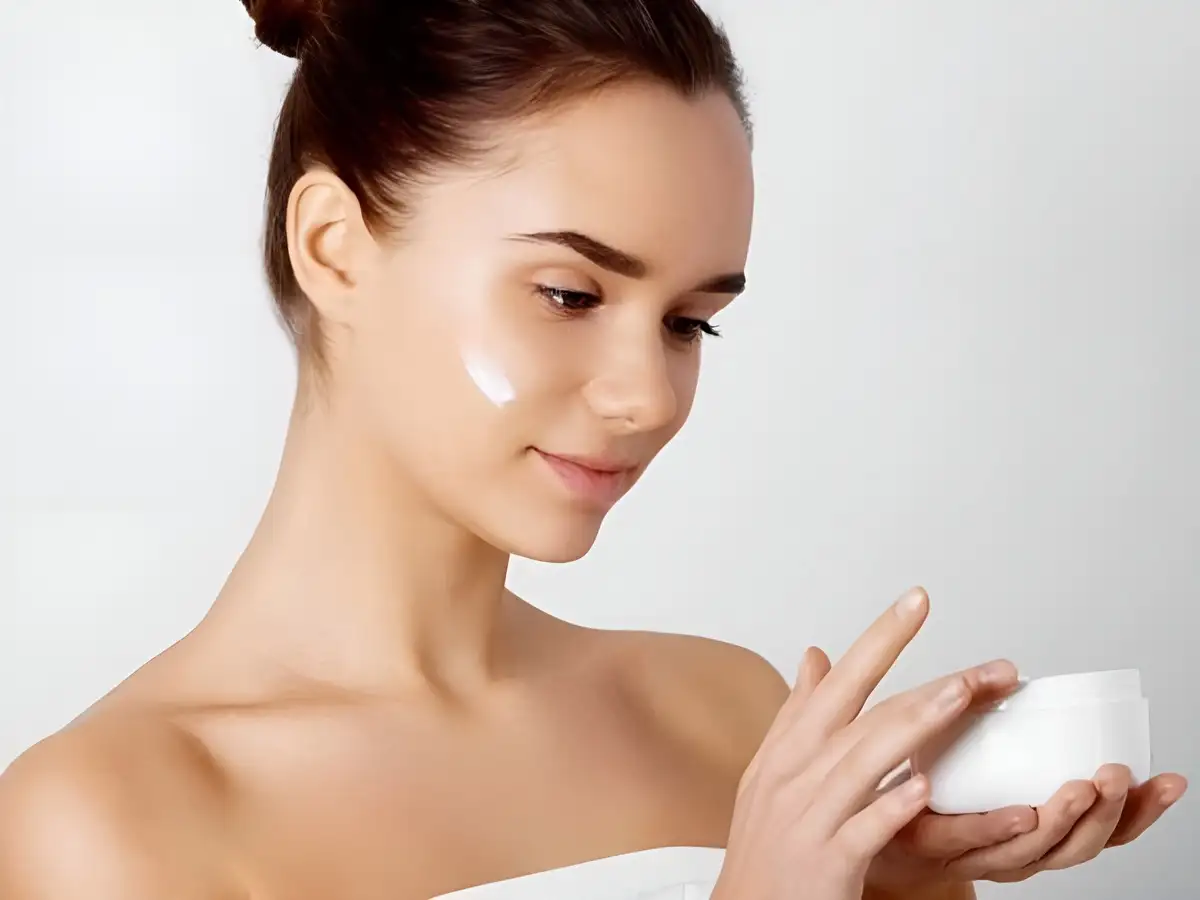Kem dưỡng ẩm đóng vai trò quan trọng trong việc khóa lại độ ẩm và dưỡng chất từ các bước trước