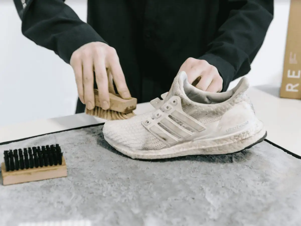 Bí quyết vệ sinh và bảo quản sneaker nam để luôn như mới