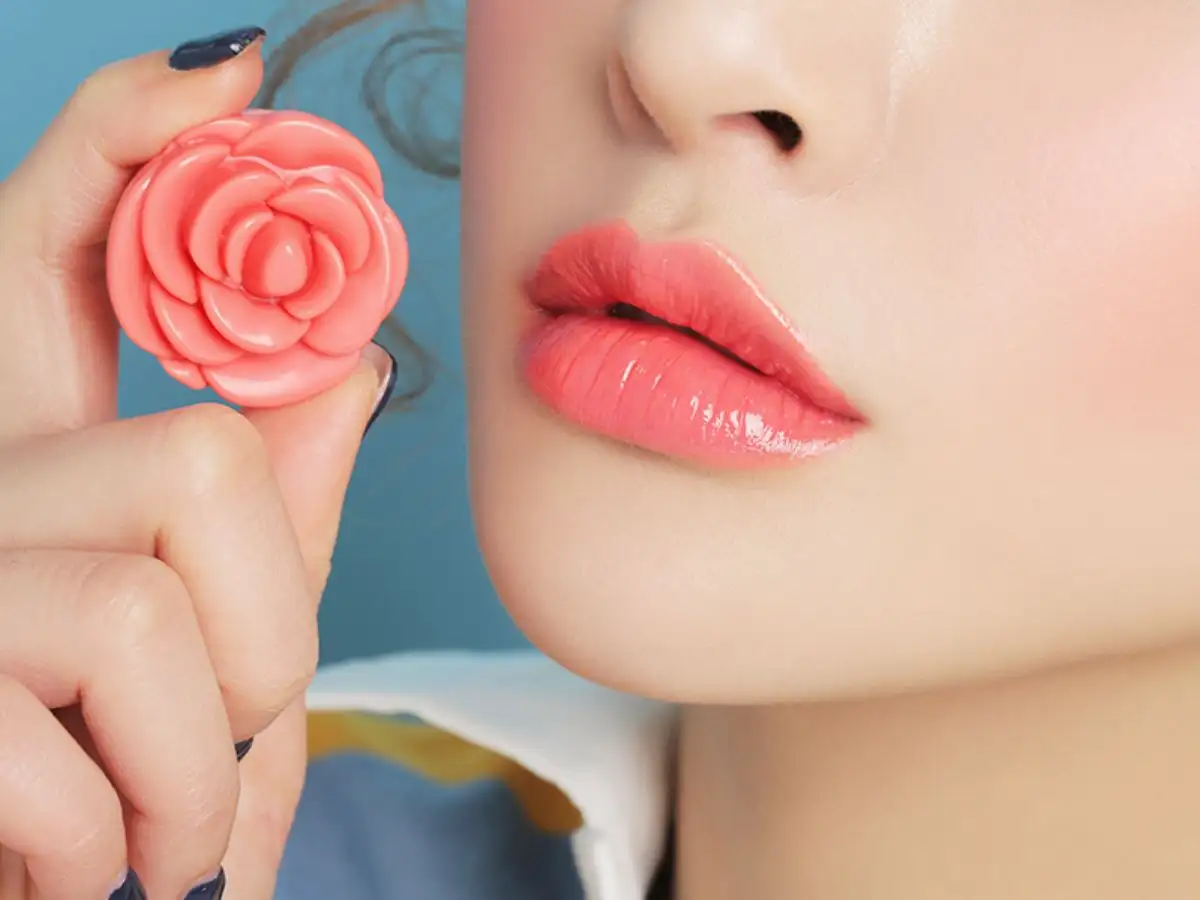 Thoa son dưỡng một lớp mỏng giúp làm mềm mịn da