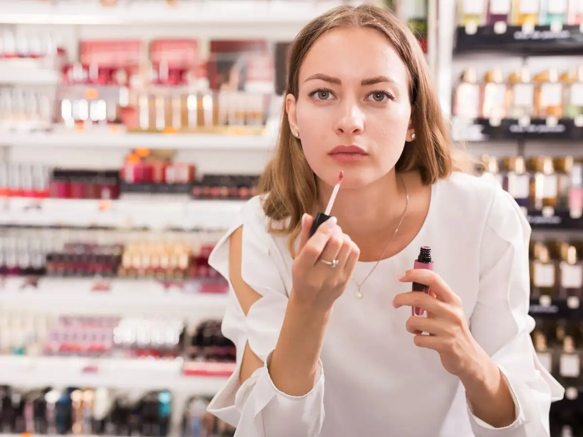 Hãy tỉnh táo trong việc chọn mua son môi 